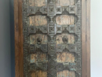 Dulap antic din lemn masiv cu uși din porți vechi