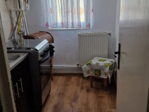 Apartament cu 2 camere,baie și bucătărie,zonă liniștită,etaj 4