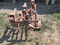 Plug pentru tractoraș, cu trei trupițe.