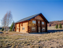 Casa din lemn rotund in Izvoru Muresului