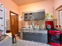 Apartament 2 camere, la curte comuna, pod mansardabil in ...