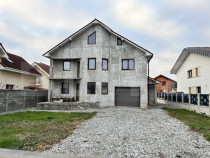 Casa spațioasă, teren 984 mp, parțial finisată situată