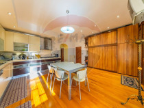 Apartament cu 3 camere de vânzare în zona Ultracentral