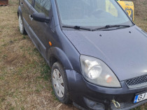 Ford fiesta masina intreaga sau dezmembrez