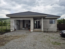 Casa noua cu 4 camere de vanzare in Ernei, 14 ari teren!