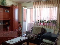 Apartament de vanzare, cu 3 camere, decomandat, 65 mp, carti