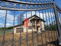 Casa la rosu in Peris
