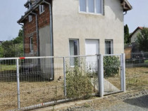 Casă de vanzare, 37 mp utili/nivel, teren 500 mp, zona Berc