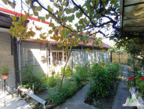 Casa, gradina si curte intr - un peisaj de poveste, aici in