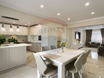 Apartament spectaculos de vanzare: 4 camere, 2 băi, zona...