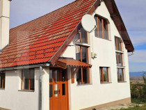 Casă de vanzare, sub pădure, într-un cadru natural deoseb