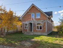 Casă la roșu cu teren generos, 500 mp, situată pe stra...