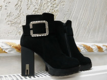 Vând botine de catifea culoarea neagra urgent