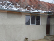 Casă de vânzare într-o zonă liniștită, sus pe deal, cu