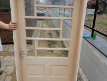 Uși și giurgiuvele din demolare.