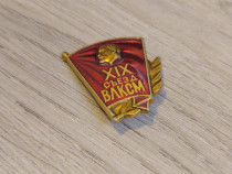 Insigna sovietica a congresului Comsomol cu profilul lui Lenin