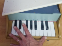 Pian jucatie din lemn