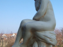 Statuie veche nud