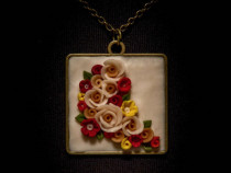 Pandantiv hand-made cu motiv floral culori de primavara