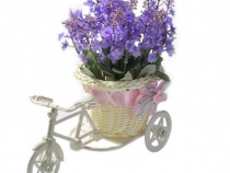 Aranjament cu flori artificiale pe bicicleta
