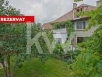 REZERVAT - Apartament cu 3 camere, garaj, terasă și teren