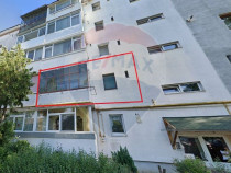 Apartament cu 4 camere de vânzare în zona Tractorul