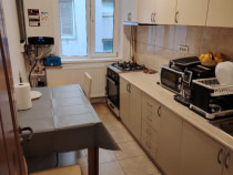 Vand apartament 3 camere, cu gaze zona Far - Abator, pret negociabil.