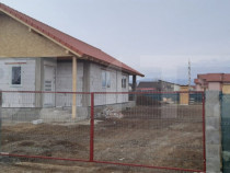 Casă la roșu cu 4 camere, 1134 mp teren, zona Bărăbant