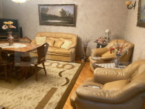 Casă de v&acirc;nzare, cu 7 camere, 480 mp, zona Bd. Bucovina