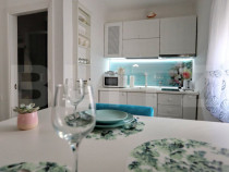 3 apartamente de vanzare, cu 5 camere, 92 mp, zona ultracent