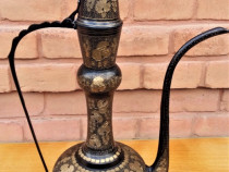 Carafă mare din alamă masivă gravată.