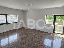 Apartament de vanzare cu 2 camere si curte proprie in bloc n