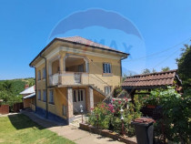 Casă / Vilă cu 4 camere de vânzare în zona Central in...
