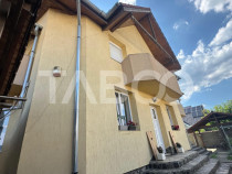 Doua locuinte sub aceelasi acoperis de vanzare in Sibiu Comi