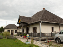Casă tradițională renovată (2023), 3 anexe, 22.696 mp teren, Leghin,