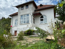 Casă 4 camere, 701 mp teren – Câmpulung, vedere superbă