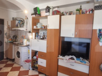 Garsoniera cu baie si geam mare - scara foarte ingrijita