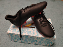 Crampoane noi fotbal