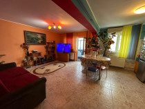 - Apartament 3 camere decomandat, zona Calarasilor.