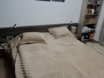 Pat dormitor mare împreună cu noptiere