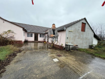 Bocsa Romana, Casa 8 Incaperi, Strada Principala.