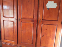 Mobila veche din lemn