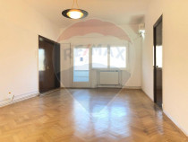 Apartament cu 4 camere nemobilat in P-ta Victoriei - Lasc...