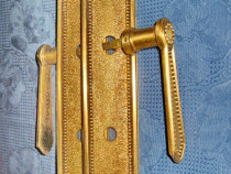 3045-Shielduri franceze vechi din bronz, robuste stare buna.
