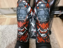 Ground Game Samurai Samurai tibia protectori negru și roșu