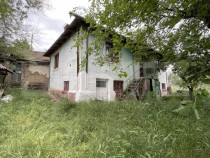 Casa bătrânească, 3055 mp teren, zona Plesoi