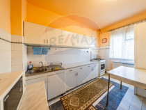 Apartament cu 4 camere, decomandat in zona centrala