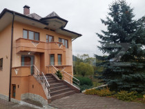 Casă de vânzare, cu 6 camere, 300 mp, spațioasă, în Câ