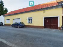 Apartament cu 3 camere în zonă Centrală, Lipova