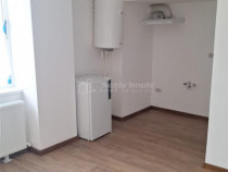 Camera renovata total 21 mp in bloc apartamente